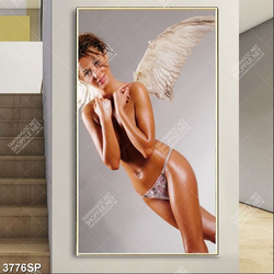 Tranh người mẫu bikini mang đôi cánh
