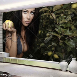 Tranh người đẹp gợi cảm cầm trái táo xanh