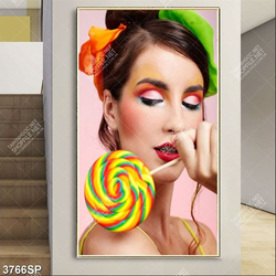 Tranh cô gái cầm chiếc kẹo sắc màu