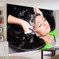 Tranh cô gái gội đầu trong salon