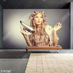 Tranh cô gái và bàn ủi