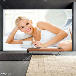 Tranh cô gái tóc vàng nằm bên tách café