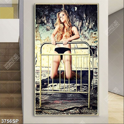 Tranh cô gái bán khỏa thân trong ngôi nhà cũ