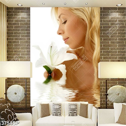 Tranh người đẹp tóc vàng bên bông hoa ly trắng