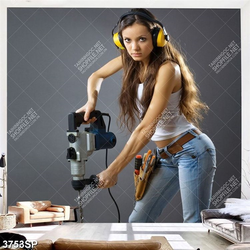 Tranh cô gái trẻ cầm máy khoan