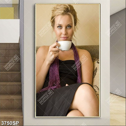 Tranh cô gái tóc vàng ngồi uống trà