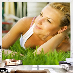 Tranh cô gái nằm trên thảm cỏ xanh in canvas