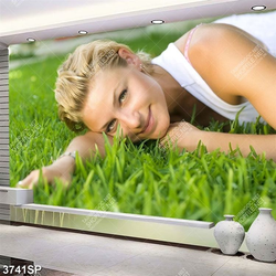 Tranh cô gái trẻ nằm trên thảm cỏ xanh