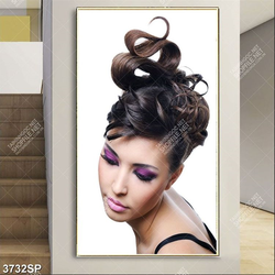 Tranh cô gái make up và làm tóc nghệ thuật