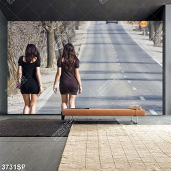 Tranh hai cô gái đi bộ trên đường