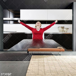 Tranh cô gái mặc áo đỏ dang hai tay