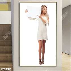 Tranh cô gái trẻ cầm tấm bảng trắng