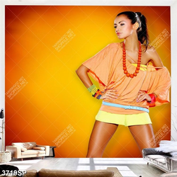 Tranh cô gái trẻ với trang phục nổi bật