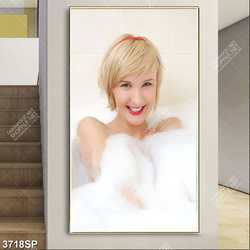 Tranh cô gái dễ thương nằm trong bồn tắm