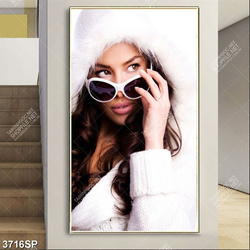 Tranh cô gái trẻ mặc áo khoát trắng