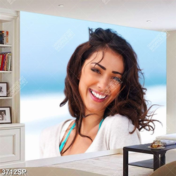 Tranh cô gái trẻ cười rạng rỡ