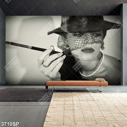 Tranh nghệ thuật trắng đen quý cô hút thuốc