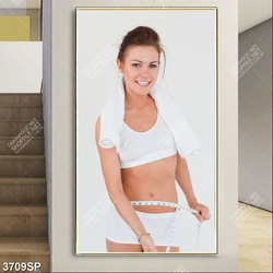 Tranh cô gái trẻ khoe vòng eo thon