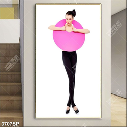 Tranh cô gái với vòng tròn hồng che đi vòng một