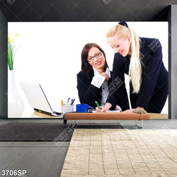 Tranh hai nữ nhân viên văn phòng vui vẻ làm việc