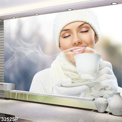 Tranh cô gái thưởng thức tách trà nóng hổi