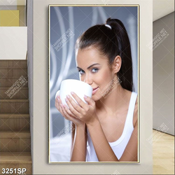 Tranh cô gái cầm chiếc cốc trắng