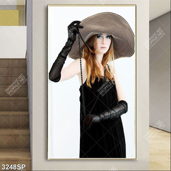 Tranh spa cô gái đội chiếc mũ rộng vành