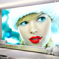 Tranh spa cô gái tô son đỏ