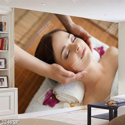 Tranh spa cô gái nằm massage thư giãn