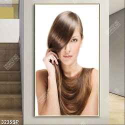 Tranh mái tóc dài che đi một bên mắt cô gái