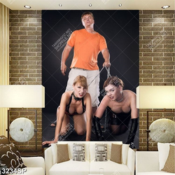 Tranh spa anh chàng mặc áo cam và hai cô nàng sexy