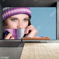 Tranh người đẹp đội mũ len tím