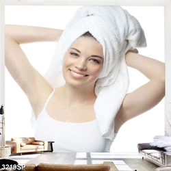 Tranh spa cô gái trùm khăn trắng lên mái tóc
