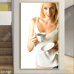 Tranh spa cô gái tóc vàng xinh đẹp cầm tách cafe nóng