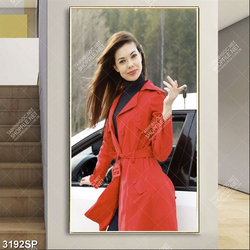 Tranh cô gái mặc áo khoát măng tô đỏ đứng bên ô tô
