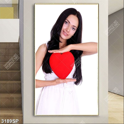 Tranh spa cô gái xinh đẹp cầm trái tim đỏ