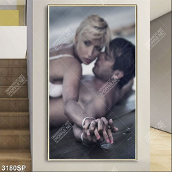 Tranh cặp đôi ôm nhau nằm trên sàn in uv treo spa