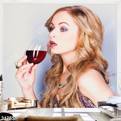 Tranh treo spa cô nàng tóc vàng xinh đẹp bên ly rượu vang đỏ