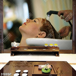 Tranh spa cô gái nằm gội trong salon