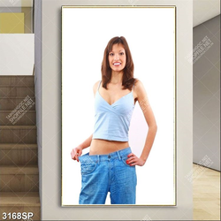 Tranh spa cô gái mặc chiếc quần jean rộng