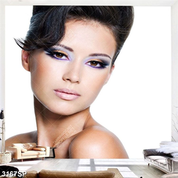 Tranh treo spa gương mặt xinh đẹp của cô gái