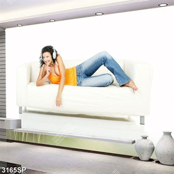Tranh spa người đẹp nghẹ nhạc ngồi trên sofa