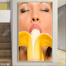 Tranh cô gái ăn chuối treo spa