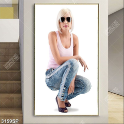 Tranh cô nàng tóc vàng đeo kính đen treo tường spa