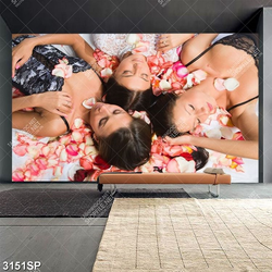 Tranh spa ba cô gái nằm trên những cánh hoa hồng