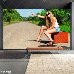 Tranh spa người đẹp ngồi trên valy