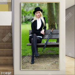 Tranh spa cô gái xinh đẹp ngồi ghế trong công viên