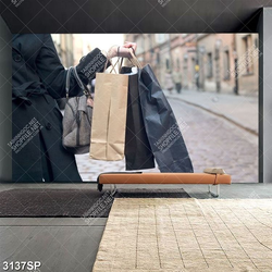 Tranh spa quý cô cầm túi đồ mua sắm