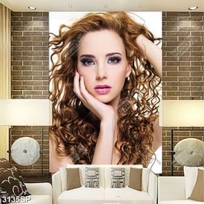 Tranh spa cô gái với mái tóc vàng uốn lọn