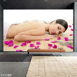 Tranh cô gái nằm chườm đá trên lưng treo tường spa